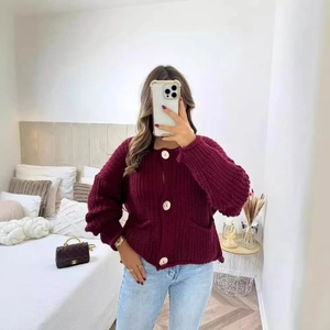Gilet femme en grosse maille bordeaux avec boutons dorés et jean bleu clair
