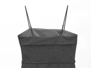 Détails des bretelles réglables et du tissu gris à rayures d'une robe courte