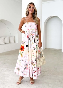 Detailansicht des Blumen- und Karomusters auf einem rosa ärmellosen Sommer-Maxikleid