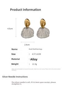 Détail de boucles d'oreilles ovales or et argent avec texture et taille de 4,5 cm