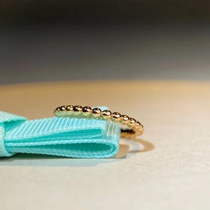 Eleganter S925 Silber Perlenring mit 18K Vergoldung auf blauem Seidenband