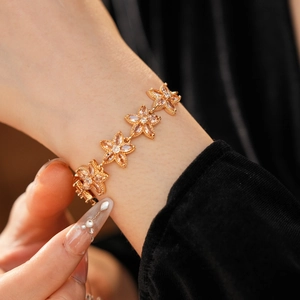 Detailansicht eines champagnerfarbenen Zirkonia-Blütenarmbands mit Vergoldung