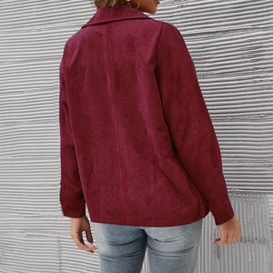 Rückansicht des weinroten Damen-Cord-Blazers mit doppelreihiger Knopfleiste und Textur