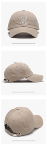 Vues détaillées de la casquette kaki avec broderie de lettres blanches et boucle en métal