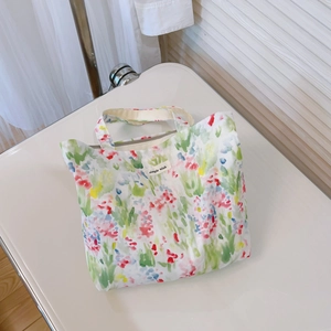 Détail du sac cabas en toile avec motifs floraux aquarelle et étiquette Simple Wish