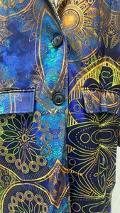 Details des blauen Wintermantels mit goldenem Mandala-Print, Klappentaschen und Knöpfen