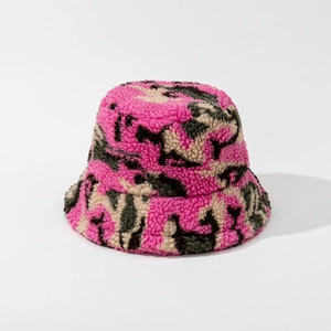Détail de la texture épaisse en polaire sherpa camouflage rose sur un bob d'hiver chaud