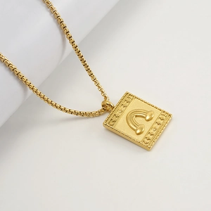 Collier à pendentif carré en acier titane doré avec placage à l'or 18 carats sur blanc
