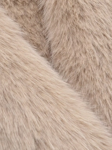 Vue macro de la texture de fourrure marron clair et des fibres douces et denses du manteau