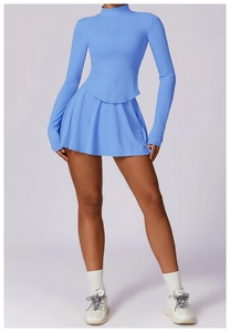Ensemble bleu clair avec veste de sport anti-UV à manches longues et jupe plissée
