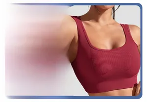 Détail des larges bretelles du soutien-gorge de sport en maille côtelée pour le maintien