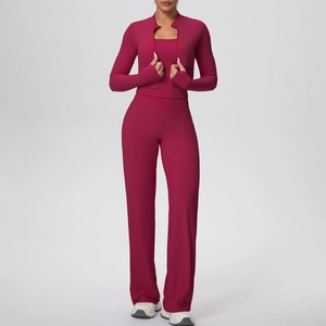 Détail d'un ensemble de yoga 3 pièces bordeaux avec veste zippée, brassière et pantalon
