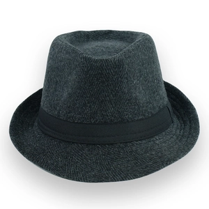 Dettaglio cappello fedora in lana grigia con nastro in gros-grain nero e finitura classica