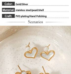 Specifiche dettagliate e vista macro di orecchini a cuore con perle in oro