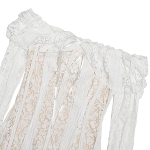 Dettaglio del corpetto in pizzo bianco con spalle scoperte e fiocco in raso