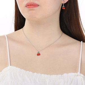 Détail du parure collier et boucles d'oreilles cerise rouge de style pastoral sur modèle