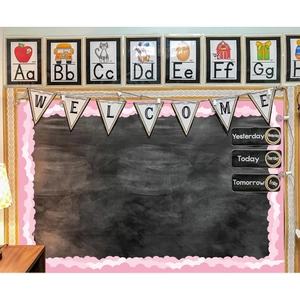 Details von rosa gewellten Bordüren und Alphabetkarten für die Klassenzimmerwand
