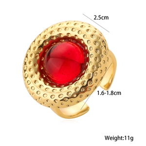 Detail eines 18K vergoldeten Rings mit Hammerschlag-Textur und rotem Edelstein