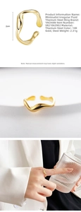 Detalle macro de anillo de acero fluido con info de tamaño y material de metal