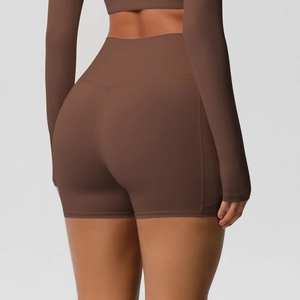 Vue détaillée du short de yoga taille haute avec effet liftant en tissu marron café