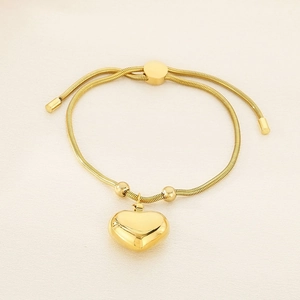 Dettaglio del bracciale con ciondolo a cuore placcato oro 18K e chiusura regolabile