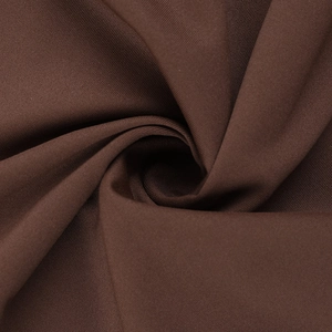 Makroaufnahme des dunkelbraunen, hochdichten Strickstoffs für das V-Ausschnitt Kleid