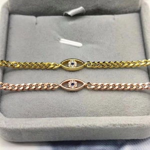 Makro-Detail von Evil Eye Blumenarmbändern in Gold und Roségold mit Zirkonia in Schmuckbox