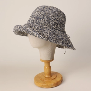 Chapeau de soleil en paille mélangée bleu et beige avec large bord sur tête de mannequin