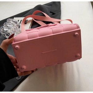 Detailweergave van de roze EVA strandtas bodem met noppen en geweven textuur