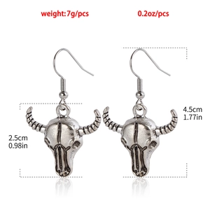 Détails des boucles d'oreilles tête de taureau argentées avec dimensions 4,5cm et poids 7g