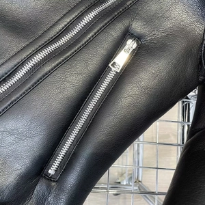 Detailansicht des hochwertigen Metallreißverschlusses und der schwarzen Lederstruktur