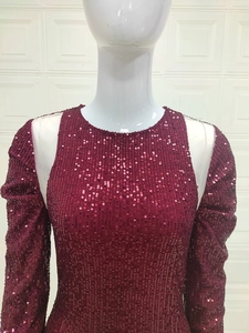 Détail de la robe de soirée à paillettes bordeaux avec manches séparées assorties