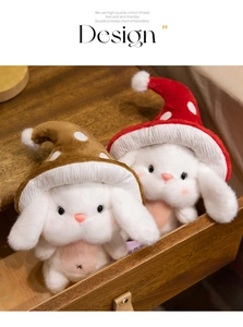 Détail de lapins en peluche avec chapeaux champignons dans un tiroir en bois