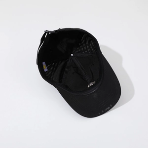 Détail de la maille perforée respirante et de la sangle réglable sur la casquette noire