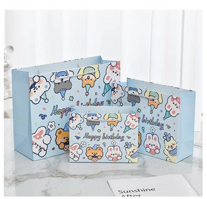 Drei blaue Geburtstags-Geschenktüten mit Comic-Motiven und Aufschrift Happy Birthday