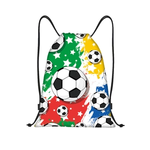 Detalle de la mochila con cordón con estampado de fútbol y graffitis coloridos