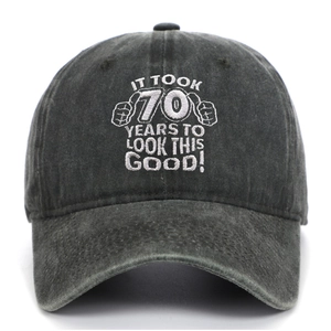 Détail de la broderie sur une casquette en coton délavé pour le 70e anniversaire