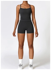 Vue de face de l'ensemble de yoga noir avec débardeur et short de sport taille haute