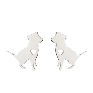 Détail macro des boucles d'oreilles chiot argentées avec motif cœur évidé sur blanc