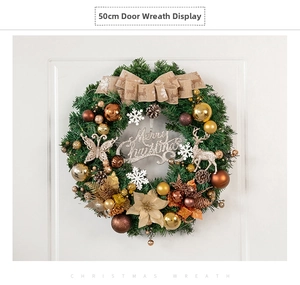 Gros plan d'une couronne de Noël de 50cm avec ornements dorés, pommes de pin et inscription