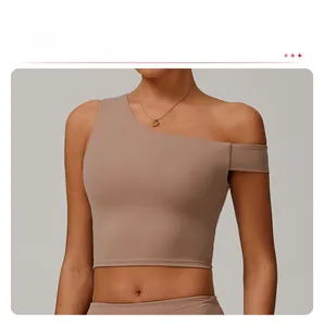 Détail du haut de yoga marron asymétrique à épaule dénudée en tissu éco-responsable