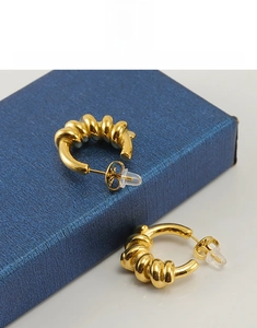 Détail de créoles torsadées plaquées or 18 carats avec finition polie miroir de qualité