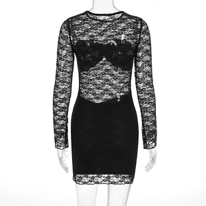 Gros plan détaillé du motif en dentelle florale sur cette robe courte noire ajustée