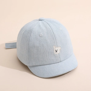 Détail de la casquette de baseball en jean pour bébé avec broderie d'ours