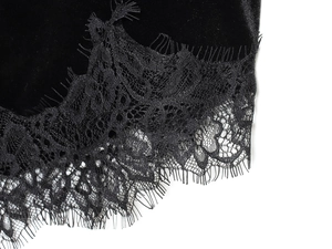Détail macro du tissu en velours noir élégant et de la bordure en dentelle cil