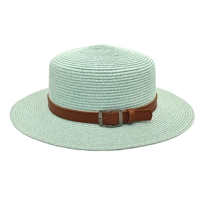 Detalle de sombrero de paja cian claro con cinturón de cuero sintético marrón y hebilla de metal