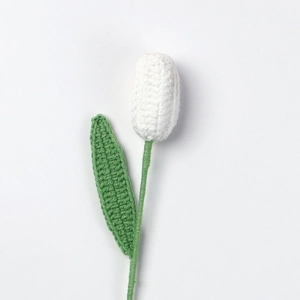 Handgehäkelte weiße Tulpe aus weicher Strickwolle mit grünem Stiel für Dekoration