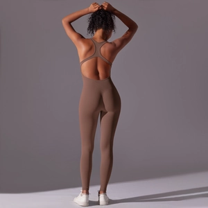 Detail eines nahtlosen Yoga-Jumpsuits in Karamellbraun mit ergonomischem Racerback-Design