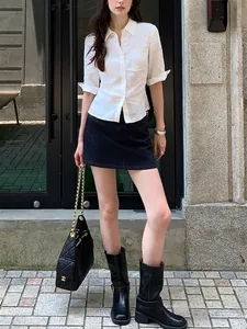 Élégante chemise en lin blanc à manches courtes avec coupe cintrée et style urbain chic