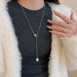 Silver Y-shape pearl lariat necklace with baroque pendant on grey knitwear for women